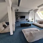 Apartment 6 Bedroom Private & Lounge *