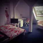 Apartment 6 Bedroom Private & Lounge *